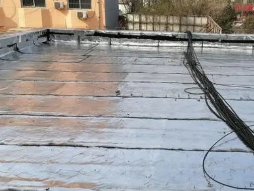 巴东卫生间漏水维修公司分享下巴东屋面楼顶防水刚性防水层施工要点。